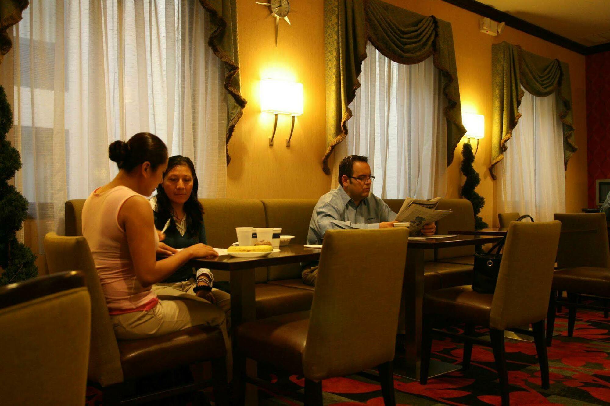 Hampton Inn Jericho - Westbury Restaurant bilde